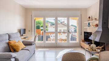 Een televisie, een open haard en een tafeltennistafel