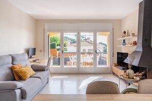 TV, caminetto, tavolo da ping pong