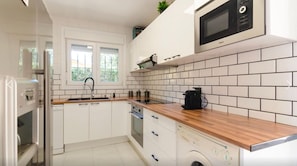Een koelkast, een microgolfoven, een oven, een kookplaat