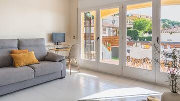 Een televisie, een open haard en een tafeltennistafel