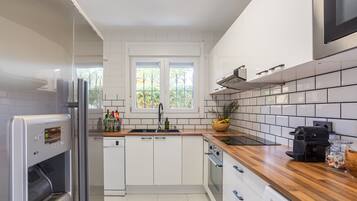 Frigorifero, microonde, forno, piano cottura