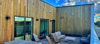 Chic Downtown Studio with Gym Access & Rooftop Lounge