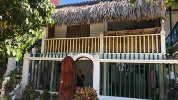 Bungalow familiar, balcón, vistas parciales al mar | Zona de estar