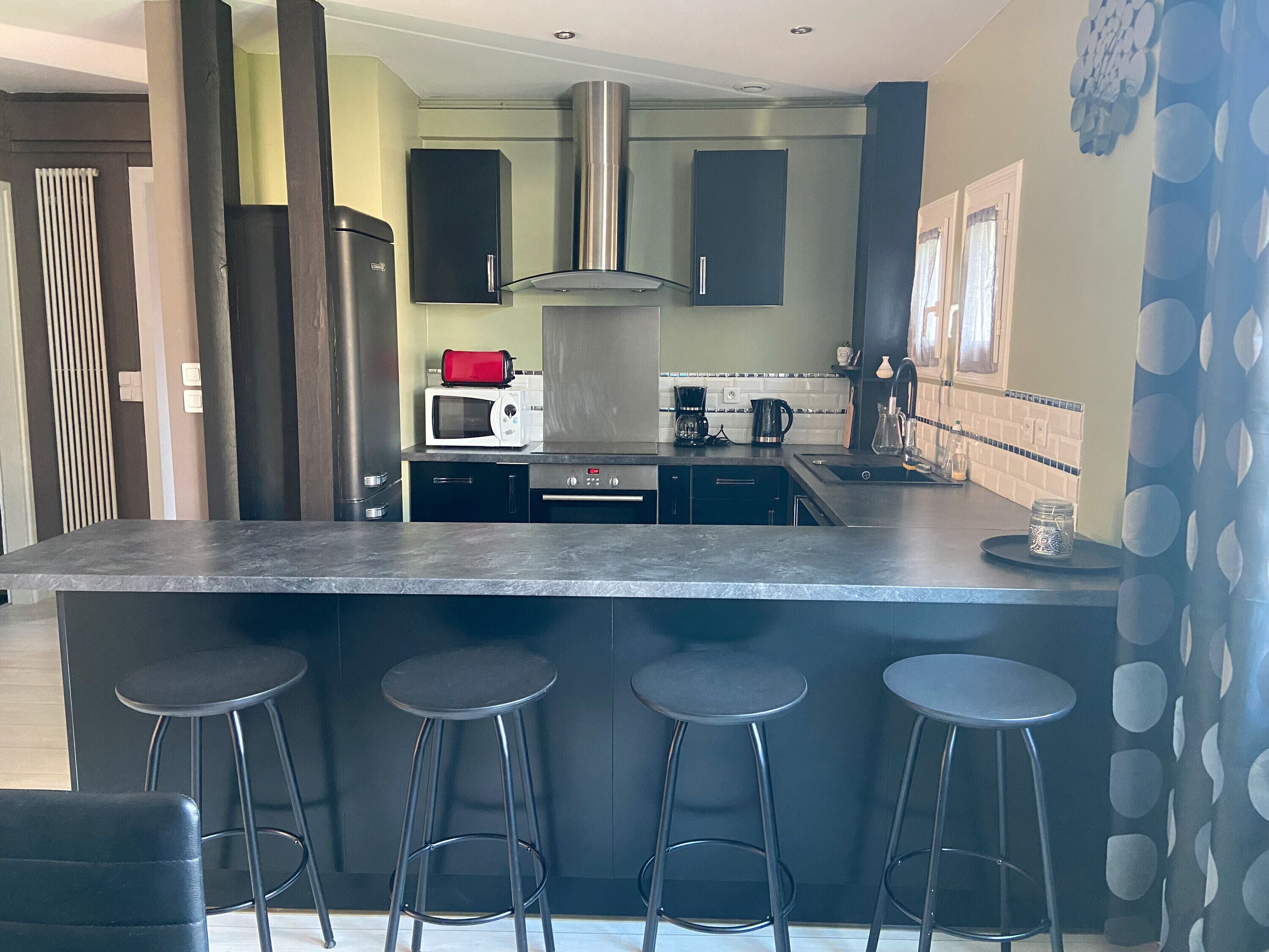 Een koelkast, een microgolfoven, een oven, een kookplaat