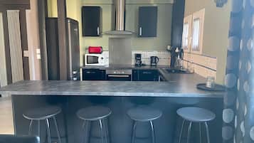 Refrigerador, microondas, horno y parrilla de estufa