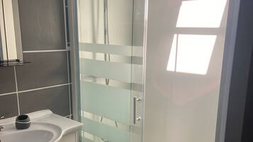 Een douche, handdoeken