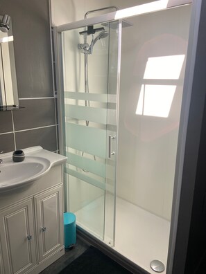 Shower, towels - Ideal House for 24 Hours of Le Mans – 15-Min Walk to Circuit & Expo Center (Le Mans)