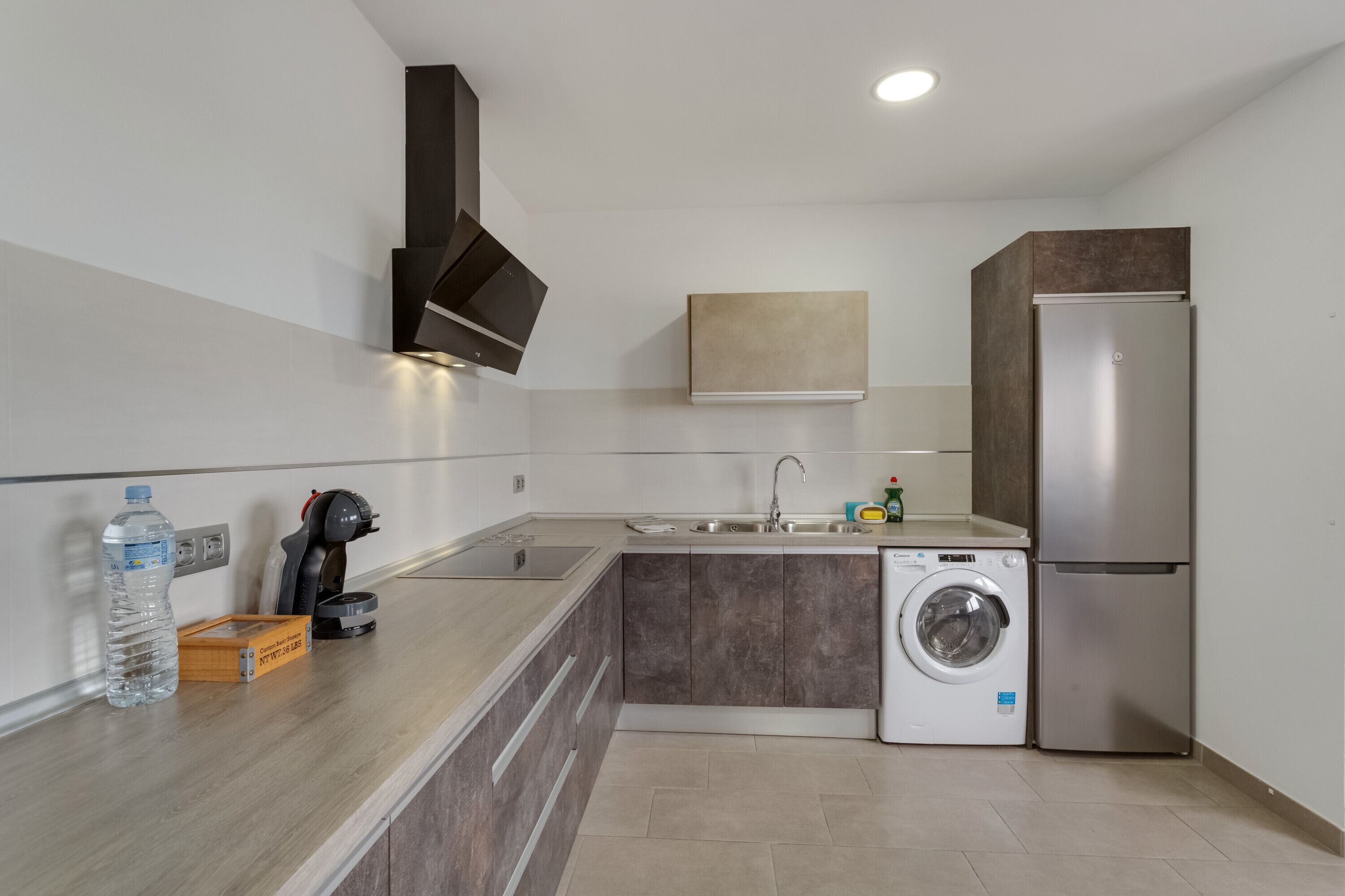 Een koelkast, een magnetron, een koffiezetapparaat/waterkoker