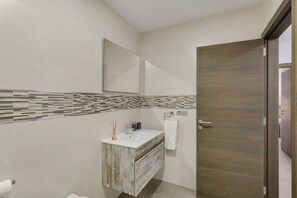 Shower, hair dryer, towels