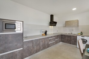 Kylskåp, mikrovågsugn och kaffe- och tebryggare