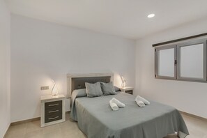 3 slaapkamers, een strijkplank/strijkijzer, wifi, beddengoed