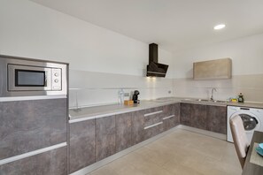 Refrigerador, microondas y cafetera y tetera