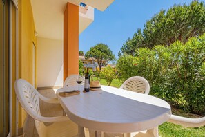 تناول الطعام بالخارج