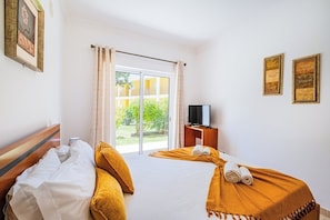 2 bedrooms, desk, iron/ironing board, free WiFi - Pool & Beach in Encosta São José (Guia)