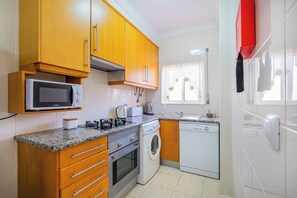 ثلاجة، ميكروويف، فرن، موقد طهي مسطح