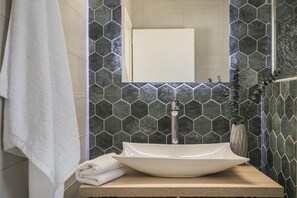 Douche, sèche-cheveux, serviettes fournies