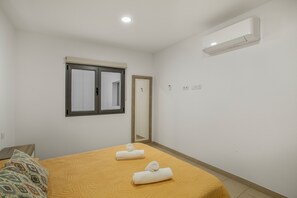 3 habitaciones, tabla de planchar con plancha, wifi y ropa de cama