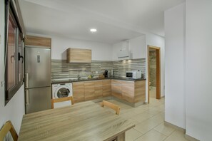 Refrigerador, microondas, parrilla de estufa y cafetera y tetera