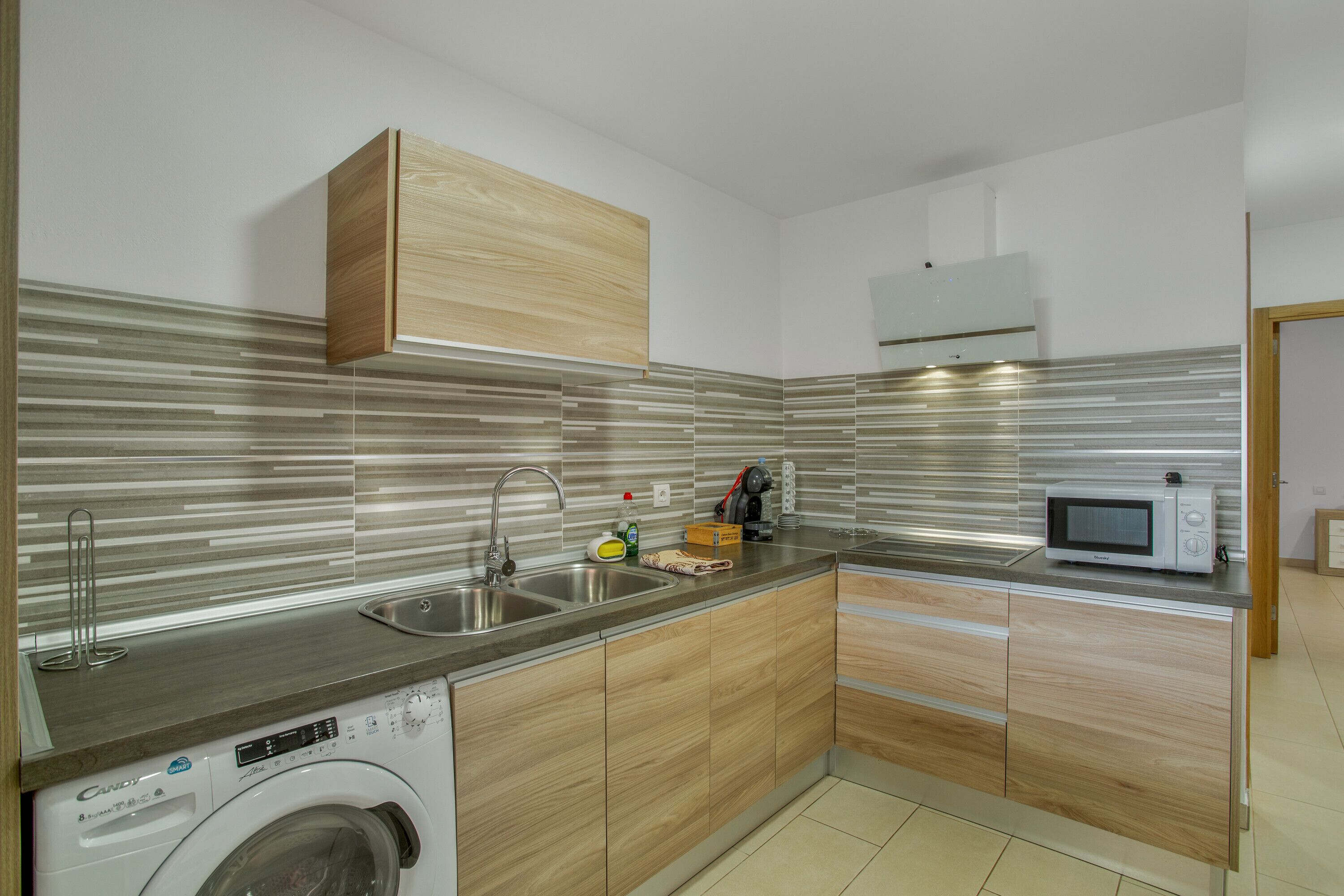 Een koelkast, een magnetron, een kookplaat