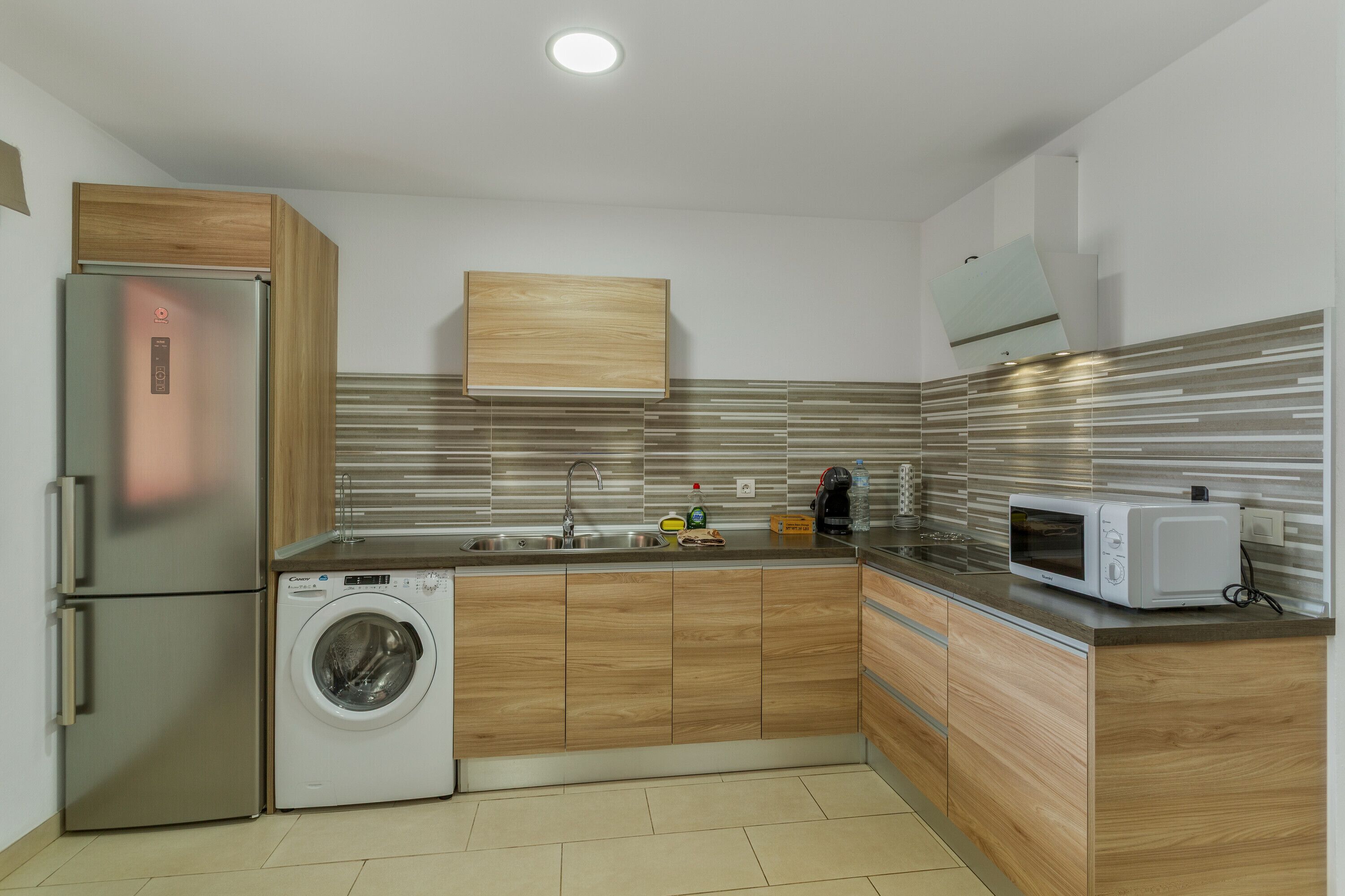 Geladeira, micro-ondas, cooktop, cafeteira/chaleira