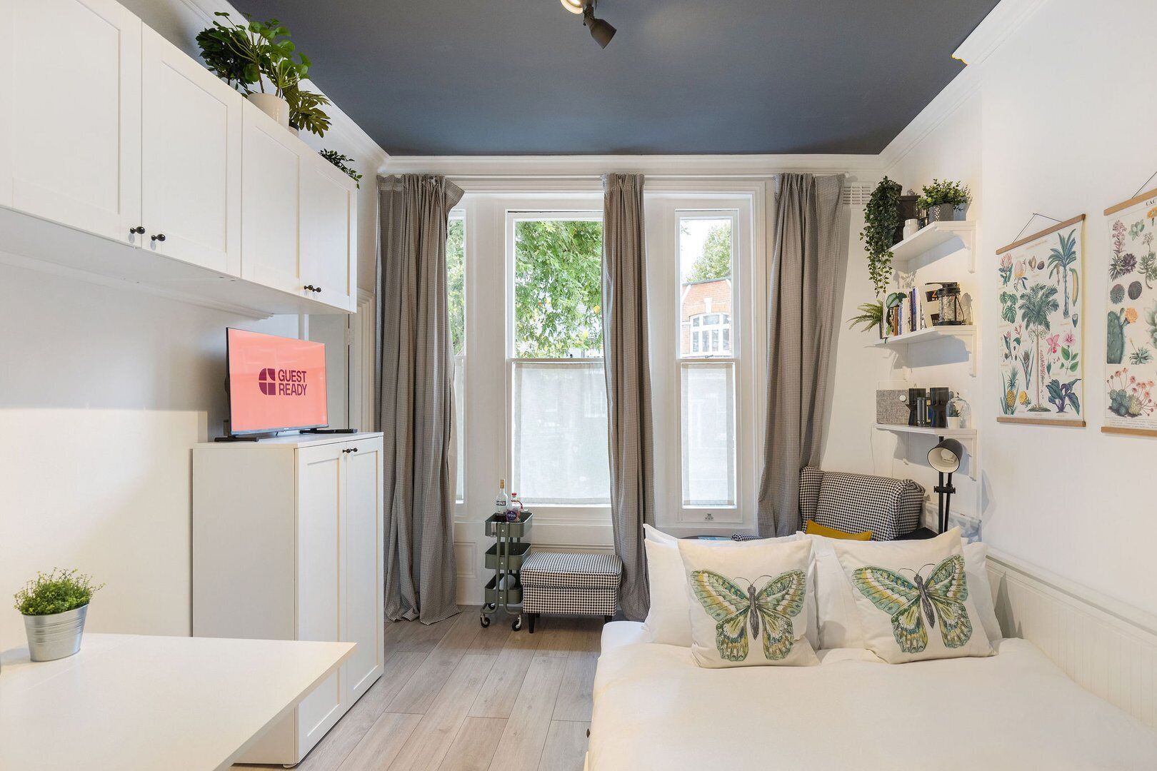 Een strijkplank/strijkijzer, internet, beddengoed