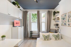 مكواة/لوح كي وخدمة الإنترنت وملاءات أسرّة