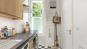 Køleskab, ovn, kaffe-/temaskine, brødrister