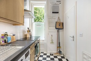 Kylskåp, ugn, kaffe- och tebryggare och brödrost