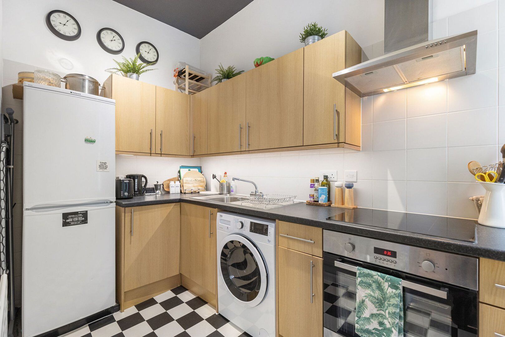 Køleskab, ovn, kaffe-/temaskine, brødrister