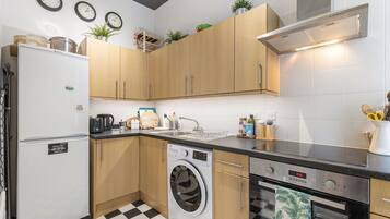 Køleskab, ovn, kaffe-/temaskine, brødrister