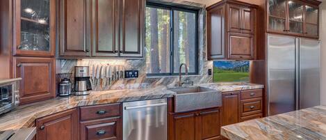 Coffee/tea maker, cookware/dishes/utensils