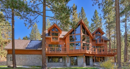 5-Bedroom Lake Tahoe Gem | Deck & Hot Tub (Tall Pines)