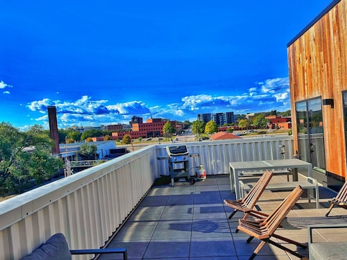 Modern East Village Studio | Stylish Comfort near Dining & Shops