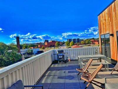 Modern East Village Studio | Stylish Comfort near Dining & Shops