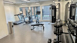 Fitness facility - Modern East Village Studio | Stylish Comfort near Dining & Shops (Des Moines)