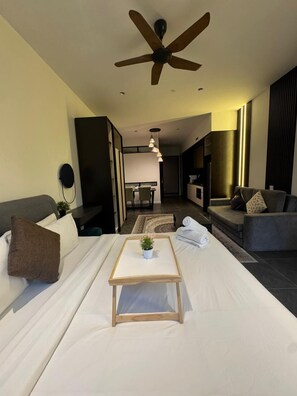 Luxury-Studio, Stadtblick | Laptopgeeigneter Arbeitsplatz, Verdunkelungsvorhänge