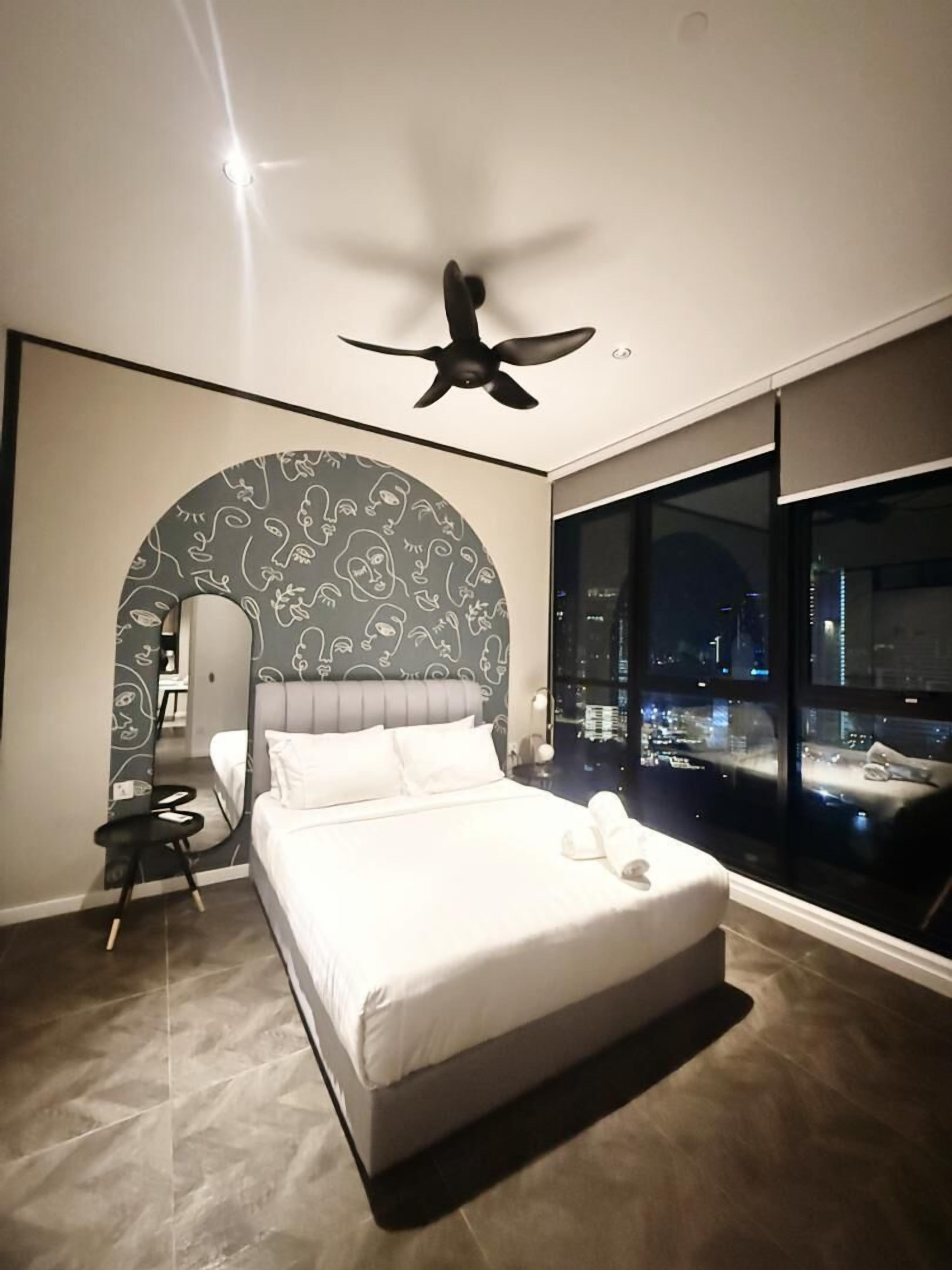 مساحة عمل للكمبيوتر المحمول وستائر تعتيم ومكواة/لوح كي