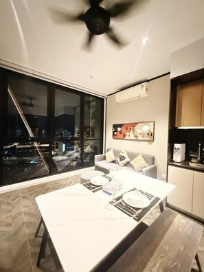 Deluxe-Suite, Stadtblick | Wohnbereich | 50-Zoll-LED-Fernseher mit Digitalempfang