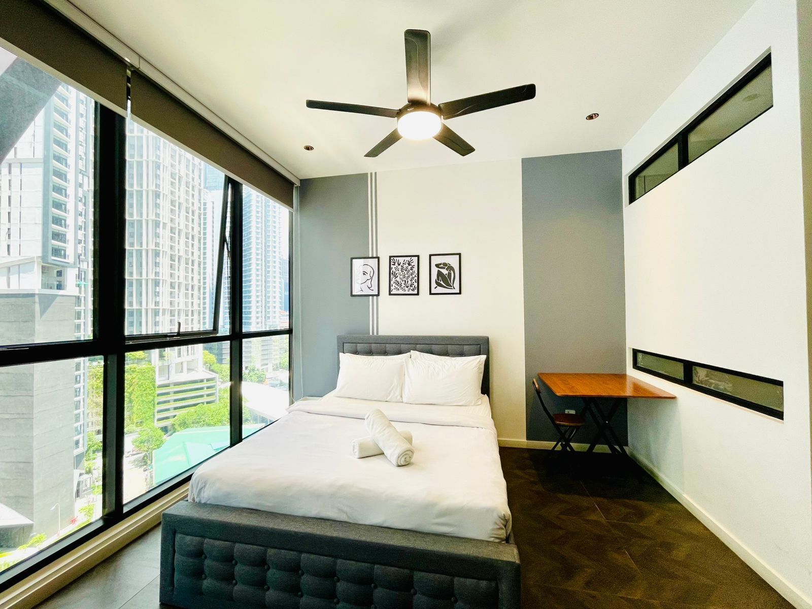 مساحة عمل للكمبيوتر المحمول وستائر تعتيم ومكواة/لوح كي