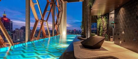 2 piscinas techadas, sillones reclinables de piscina