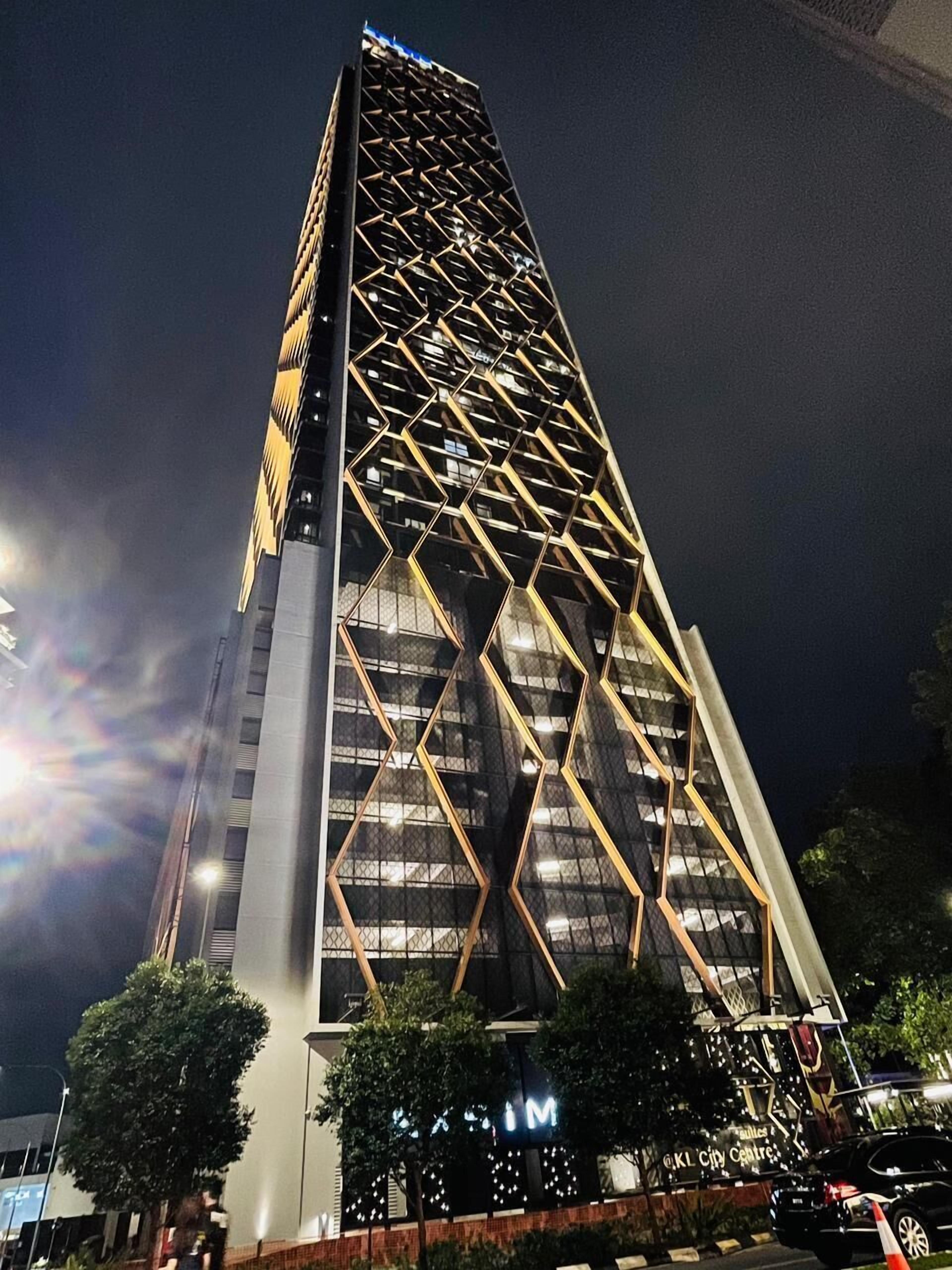 Fachada da propriedade à noite