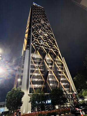 Bagian depan properti - sore/malam