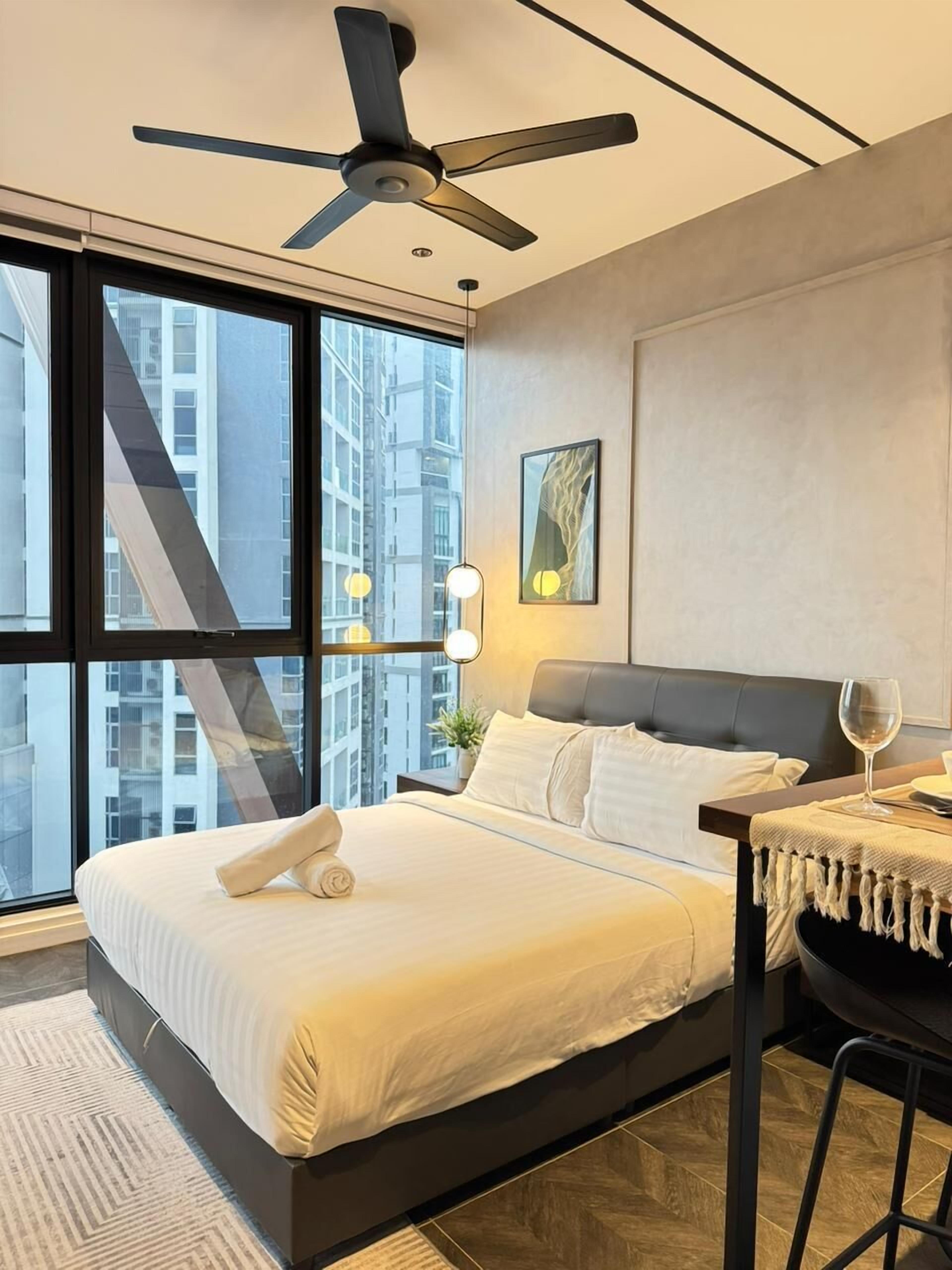 مساحة عمل للكمبيوتر المحمول وستائر تعتيم ومكواة/لوح كي