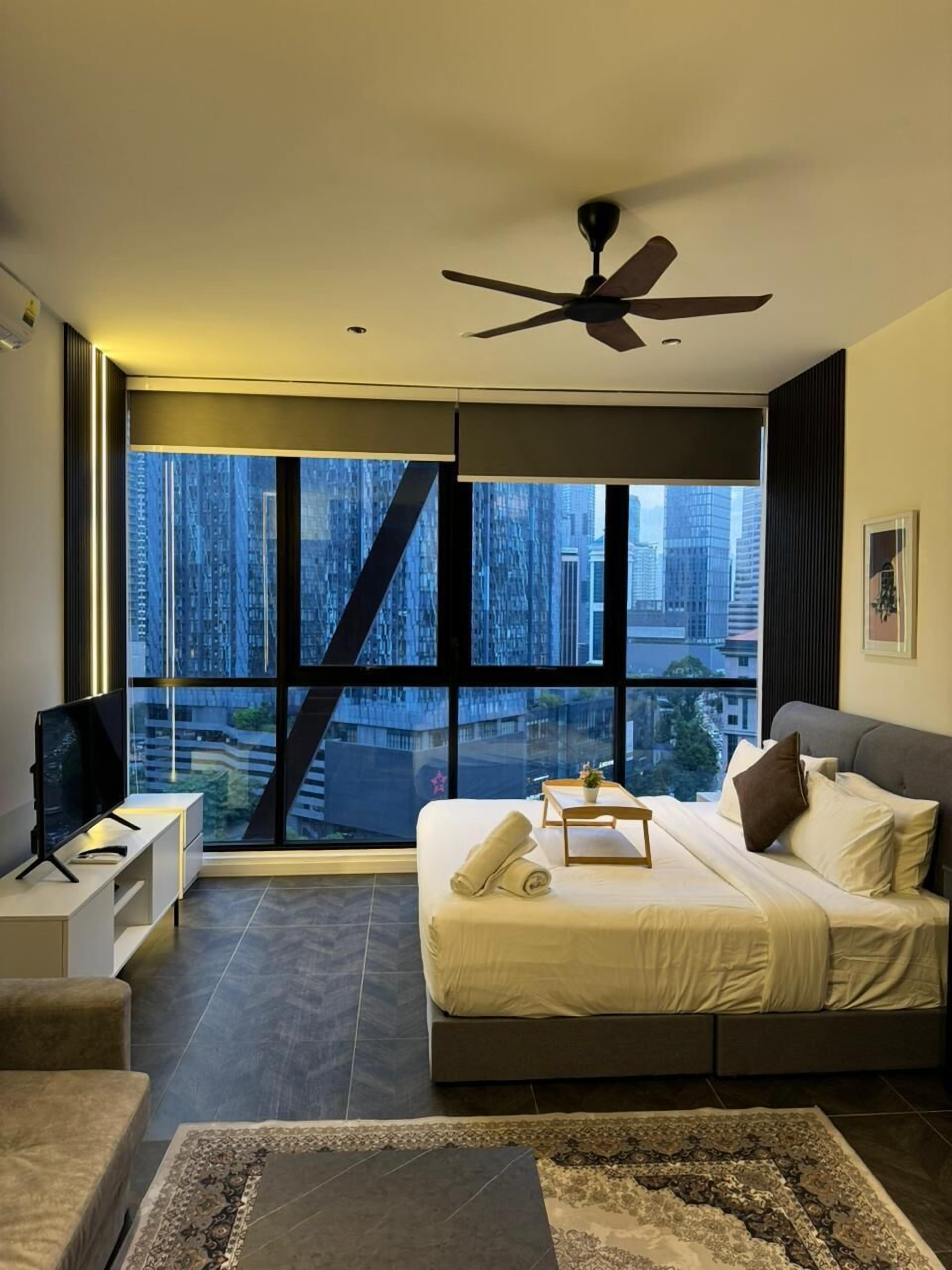 Luxury Studio, City View | Laptop workspace, blackout curtains, iron/ironing board