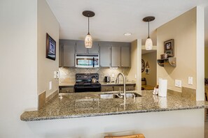 Kjøleskap, mikrobølgeovn, kaffetrakter/tekoker og brødrister