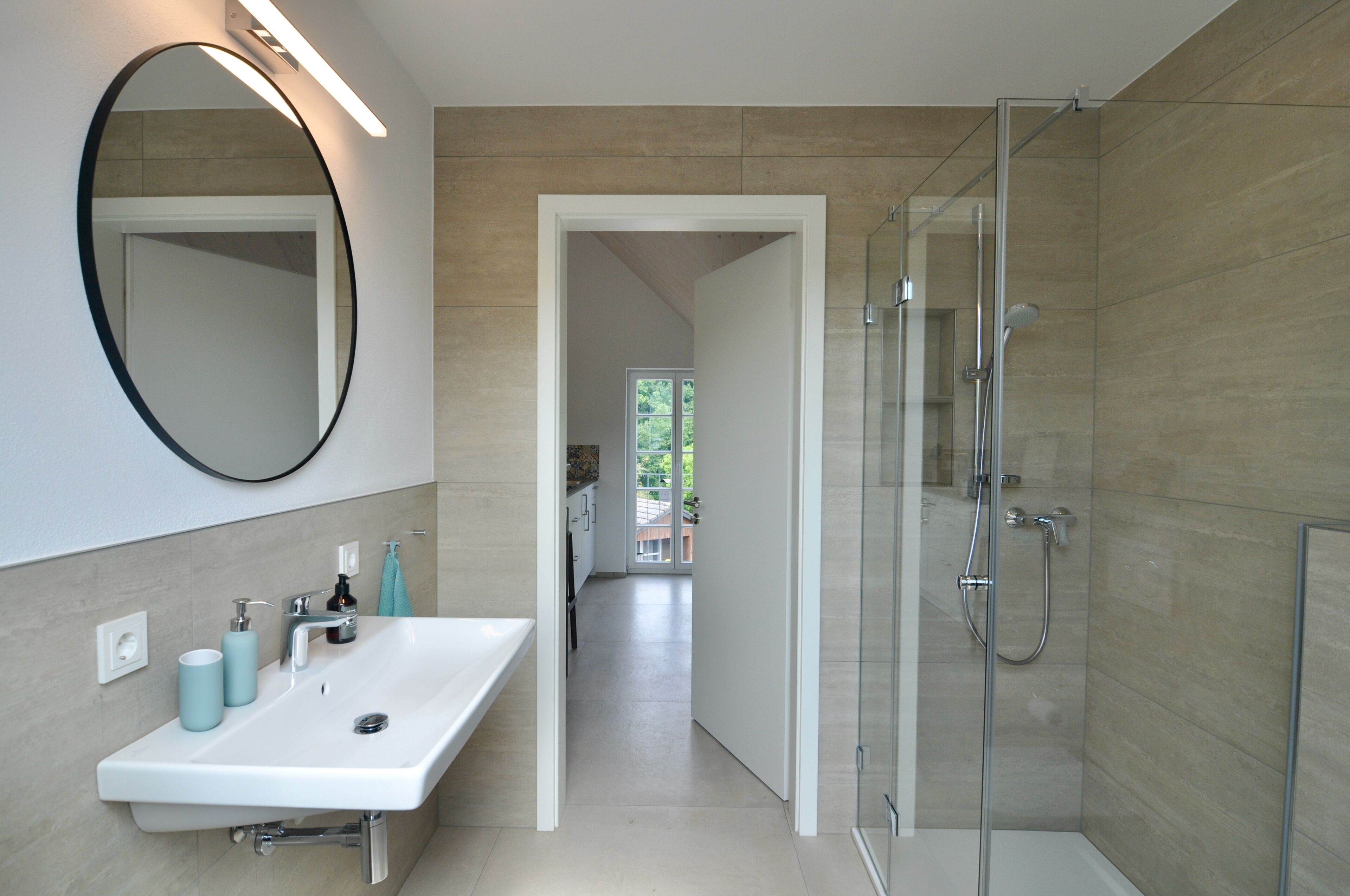 Douche, sèche-cheveux, serviettes fournies, savon