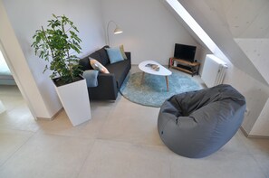 Een smart-tv en boeken