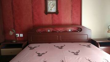 Tabla de planchar con plancha, wifi gratis y ropa de cama