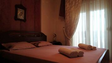 Tabla de planchar con plancha, wifi gratis y ropa de cama
