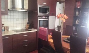Geladeira, micro-ondas, fogão, cooktop